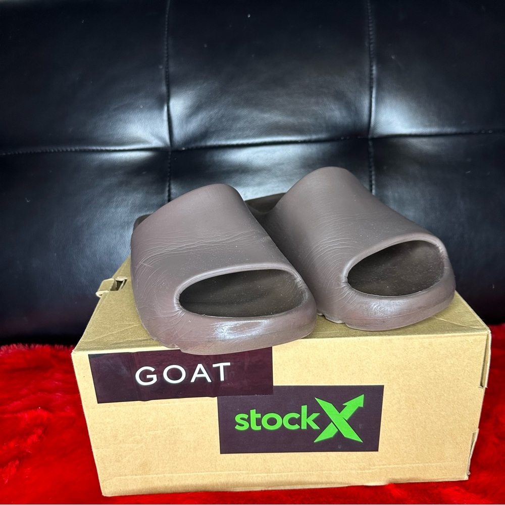 YEEZY SLIDES